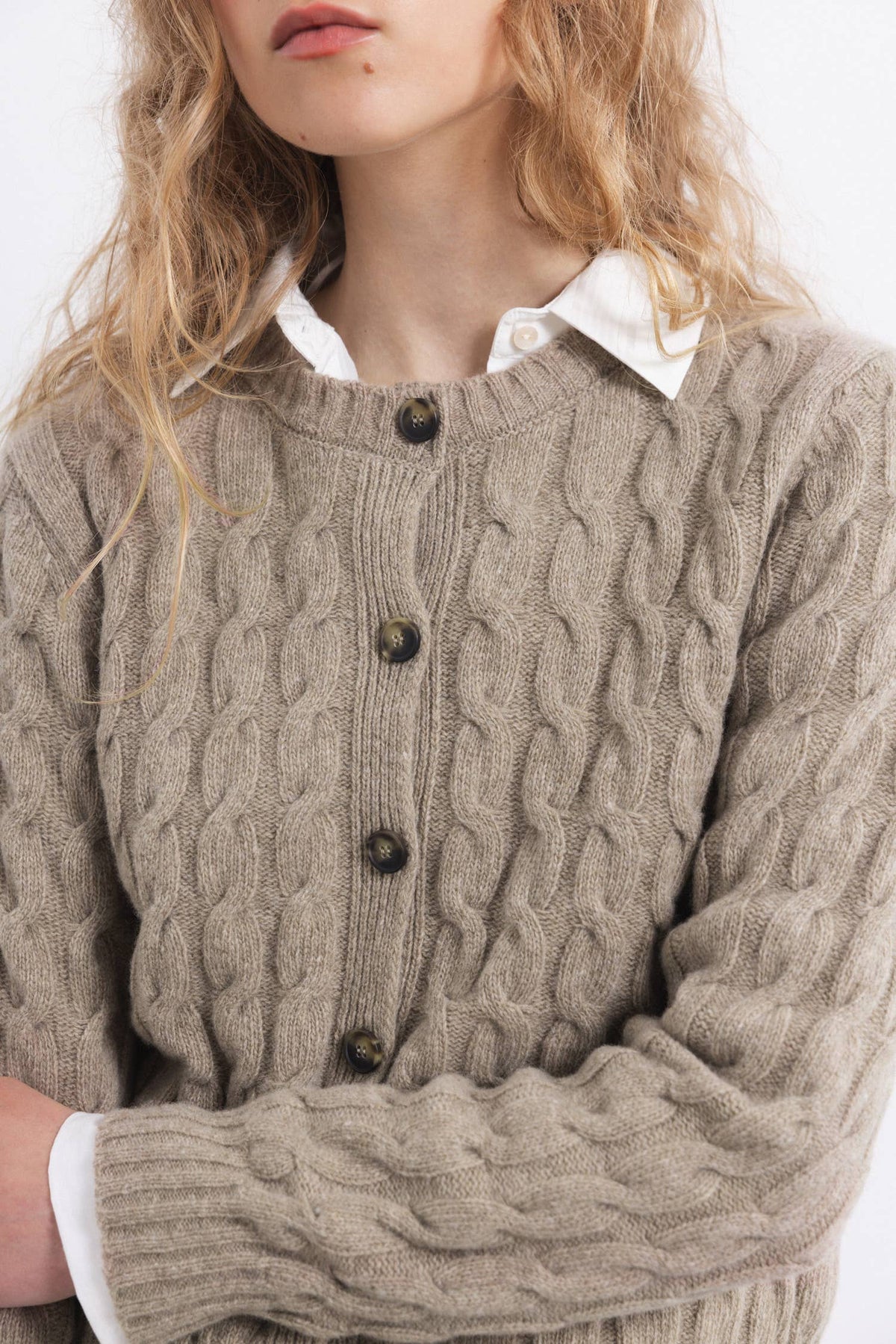 Cardigan mit Zopfmuster beige