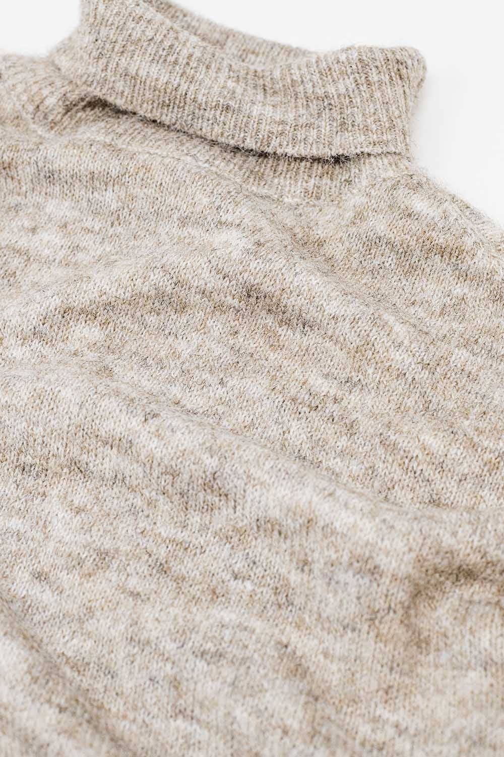Beiger flauschiger Pullover mit hohem Kragen und lockerem Schnitt