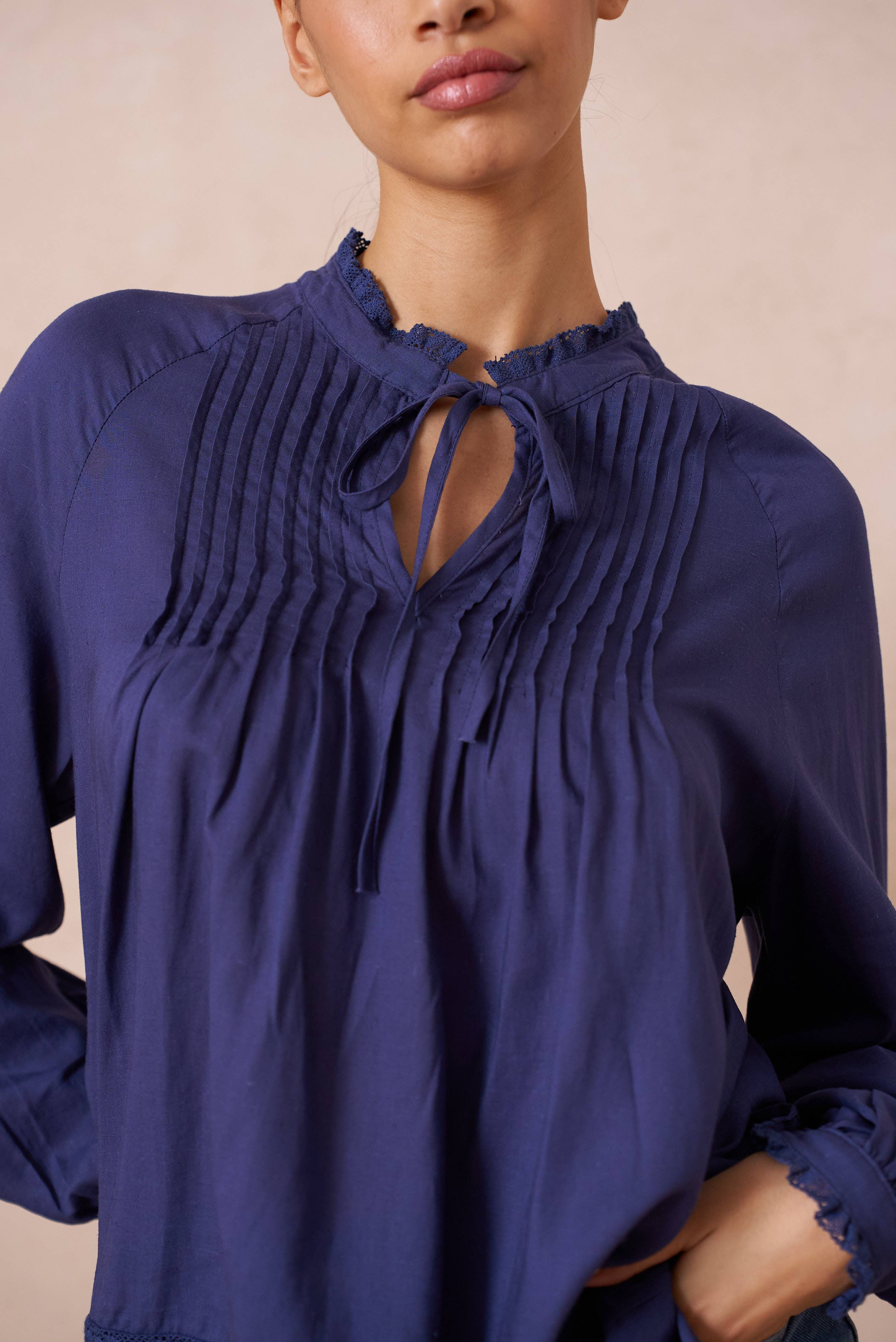 Leinenhaltige Bluse mit Rüschenkragen und Schleife