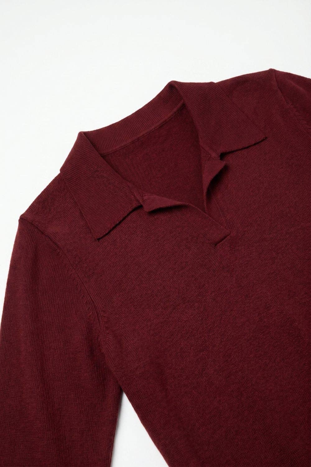 Bordeauxfarbener Feinstrickpullover mit Polokragen, langärmlig, normale Passform