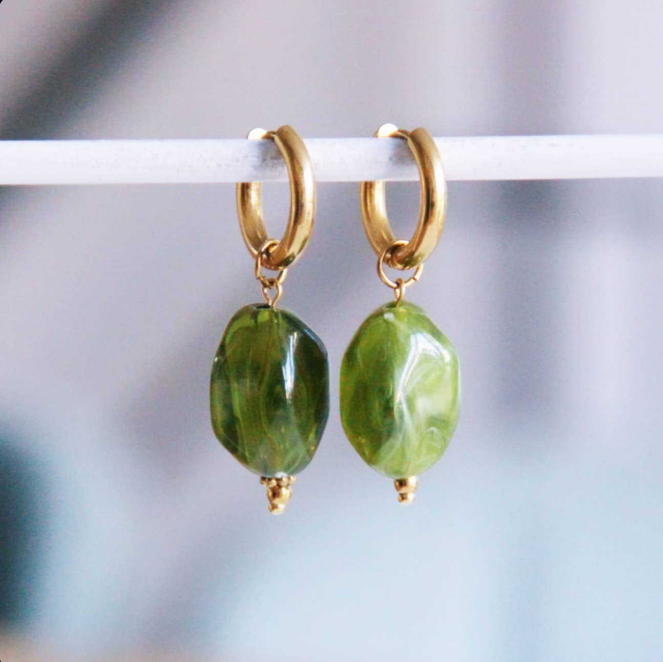 ohrring mit grünen Steinen