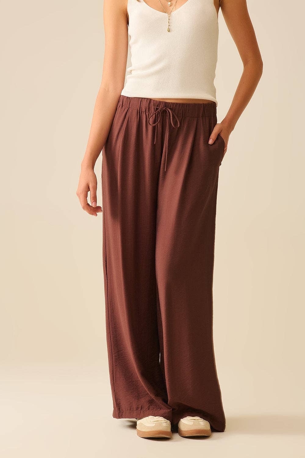 Braune Hose mit weitem Bein aus leichtem Viskosestoff