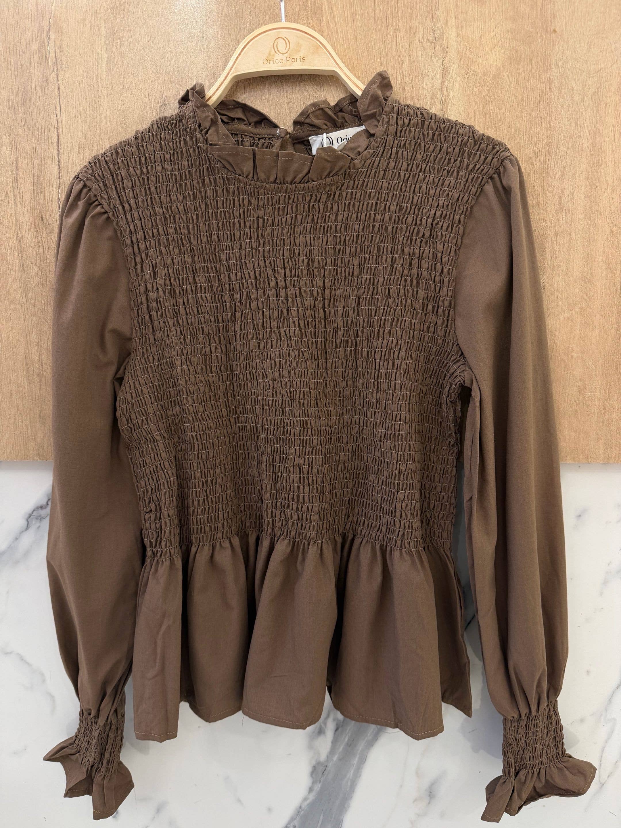 Gesmokte Bluse mit Volant‑Stehkragen braun