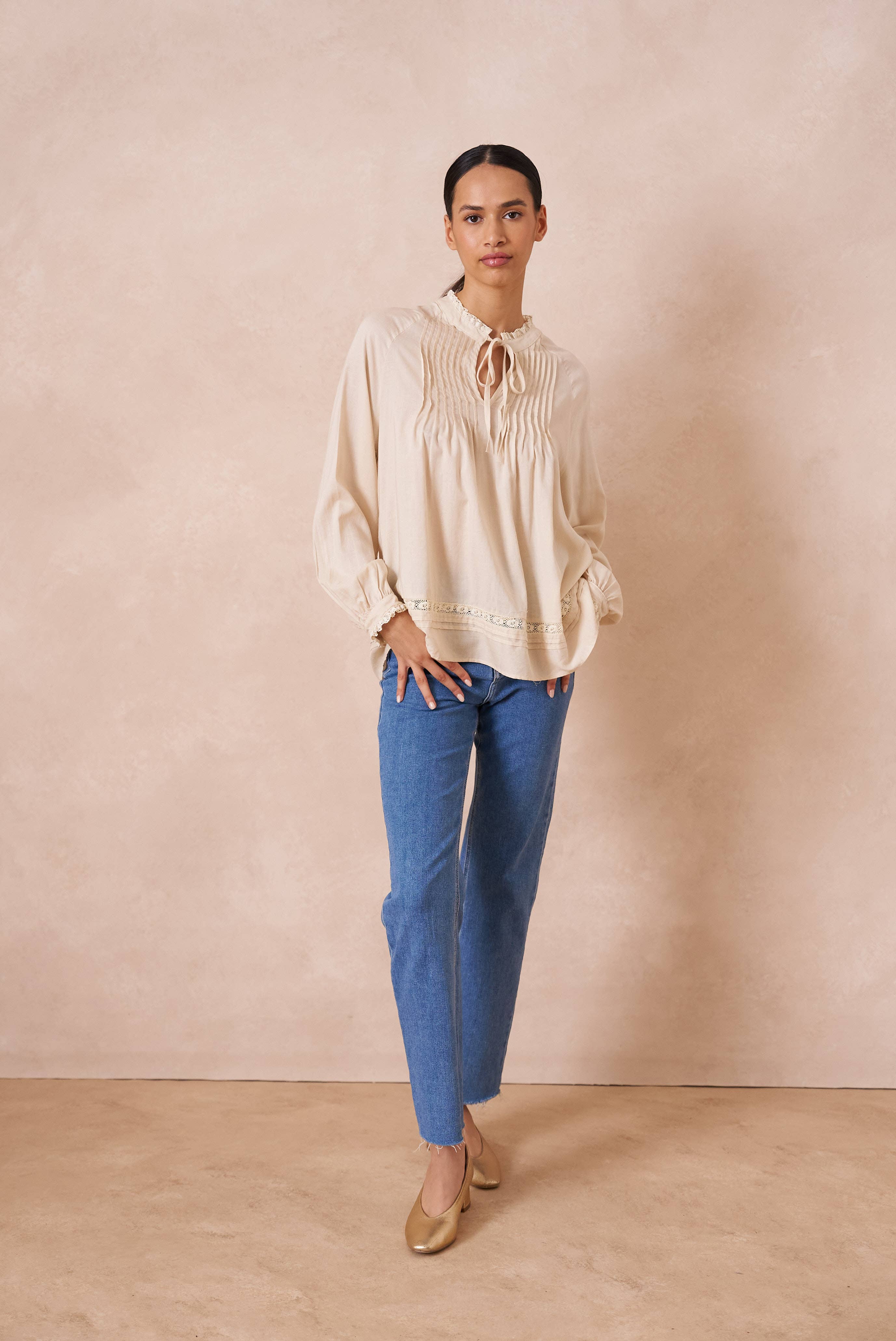 Leinenhaltige Bluse mit Rüschenkragen und Schleife