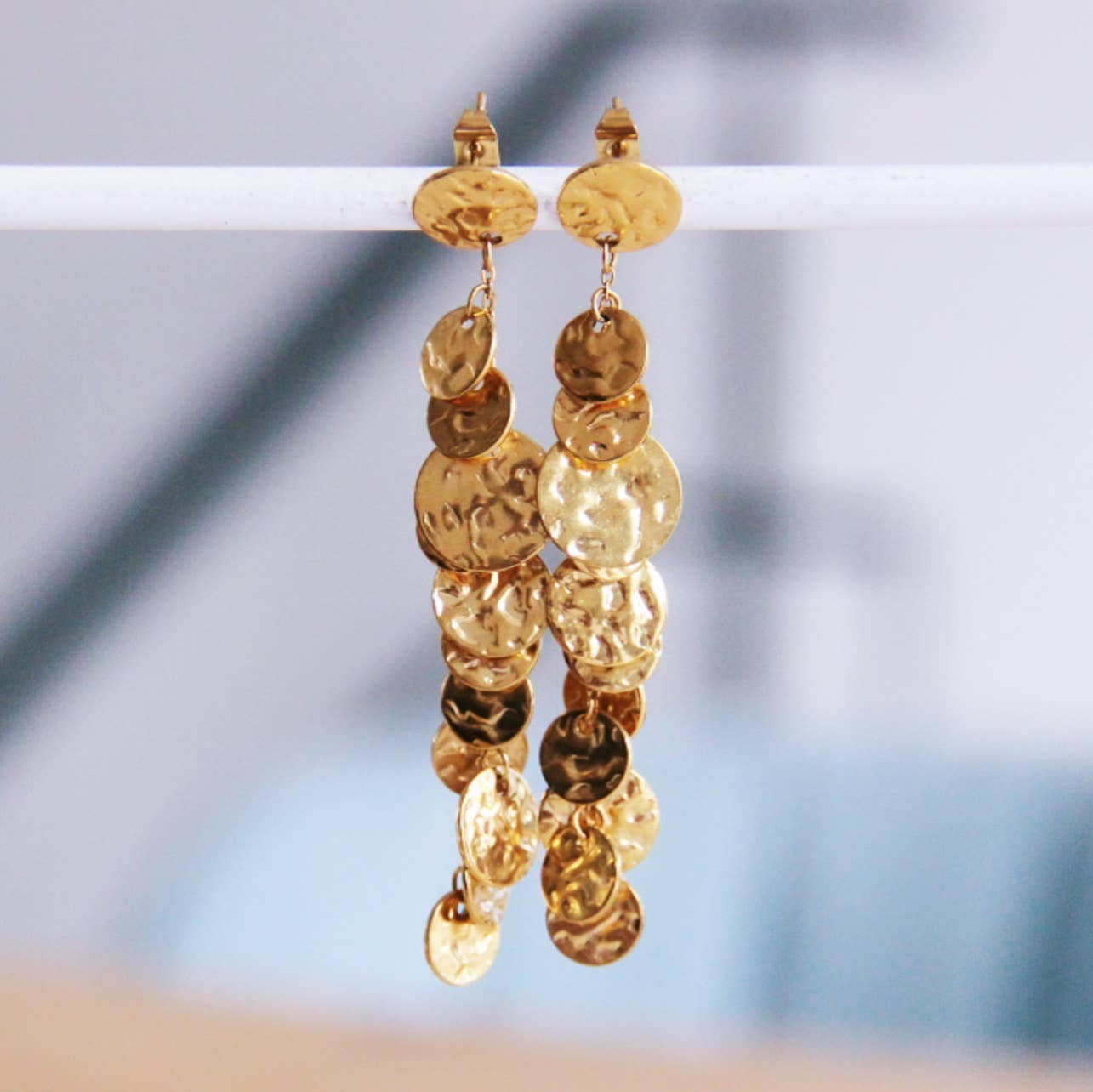 Ohrstecker mit einer Kette aus Münzen