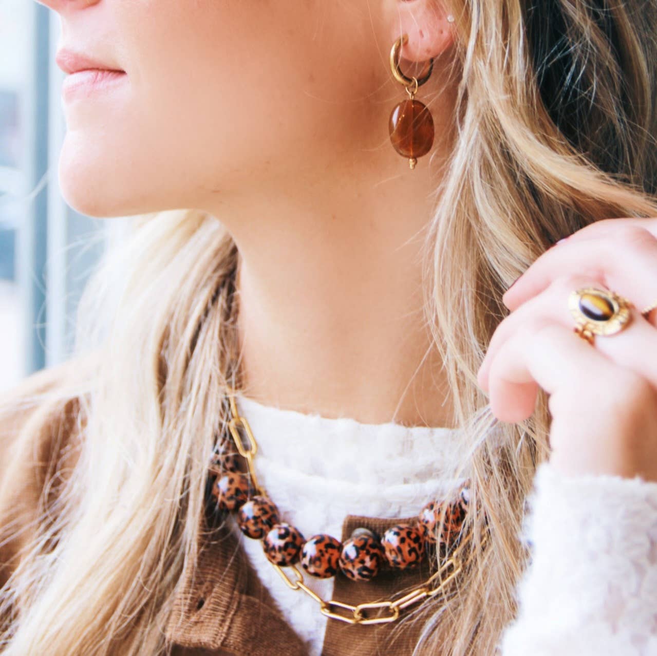 Breiter Ohrring mit ovalem Harzanhänger - Kamel