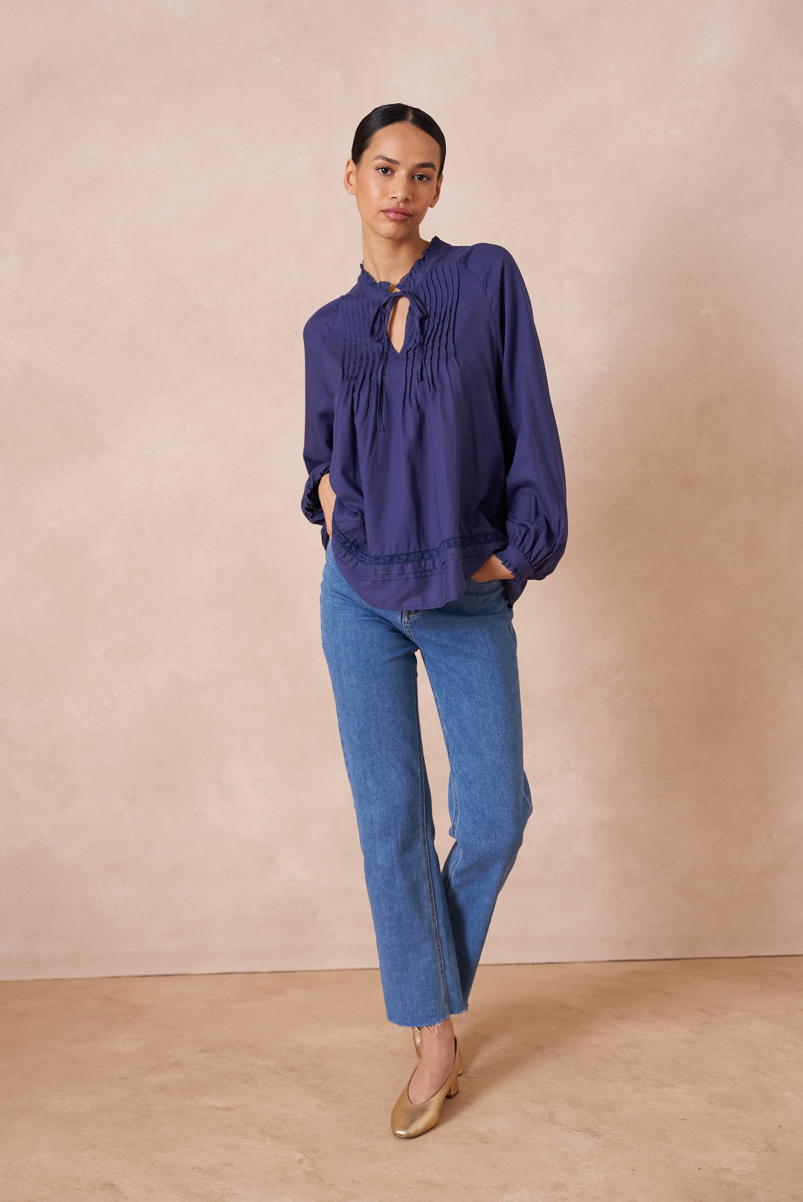 Leinenhaltige Bluse mit Rüschenkragen und Schleife