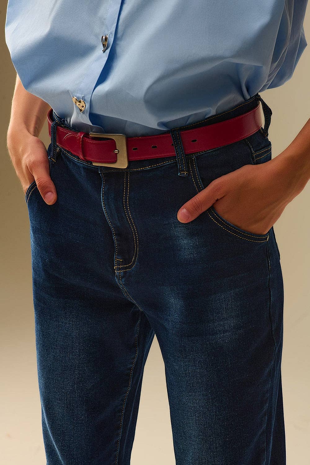 Dunkel gewaschene Jeans mit Kontrastnähten und umgeschlagenen Säumen