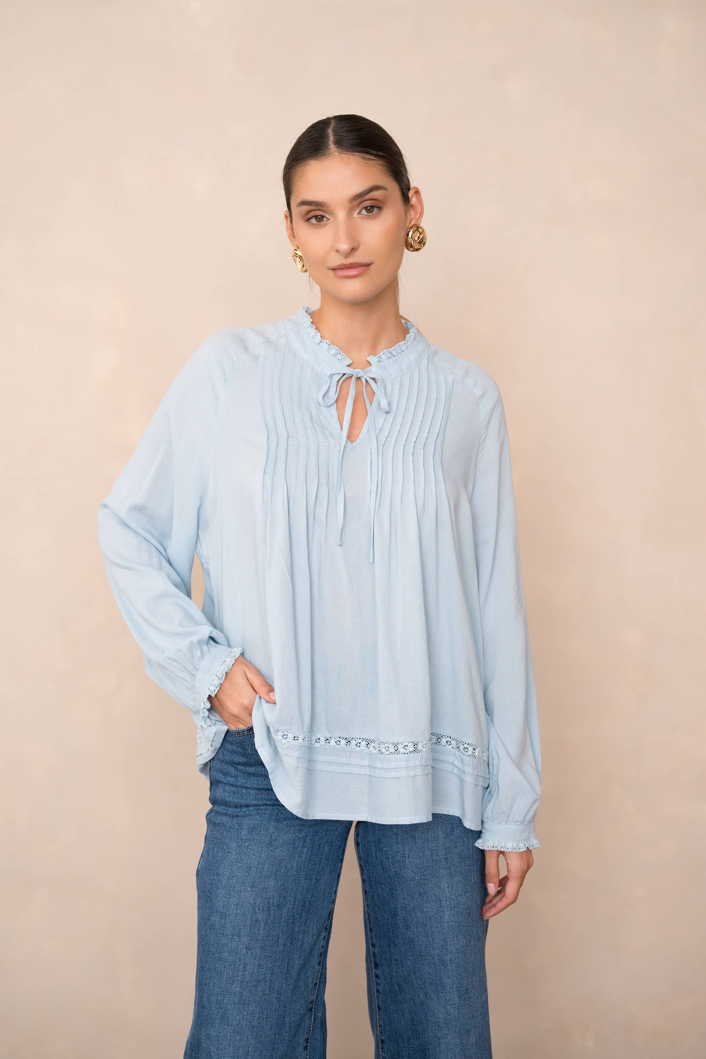 Leinenhaltige Bluse mit Rüschenkragen und Schleife