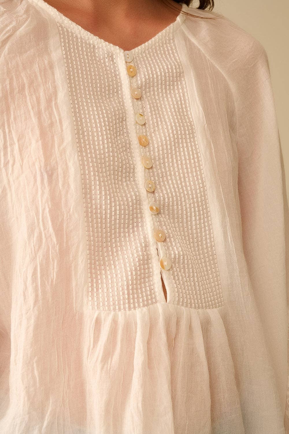 Weiße Chiffonbluse mit Stickerei an den Ärmeln