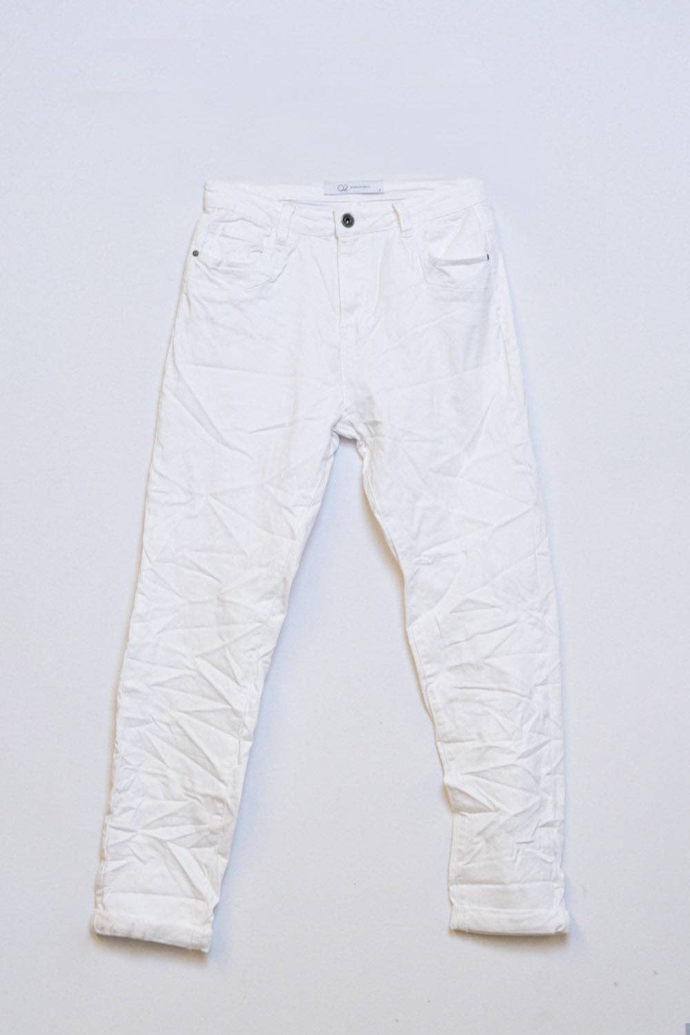 Weiße zerknitterte Röhrenjeans