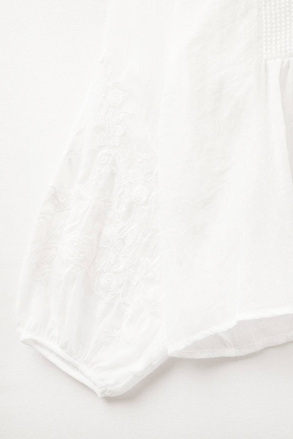 Weiße Chiffonbluse mit Stickerei an den Ärmeln