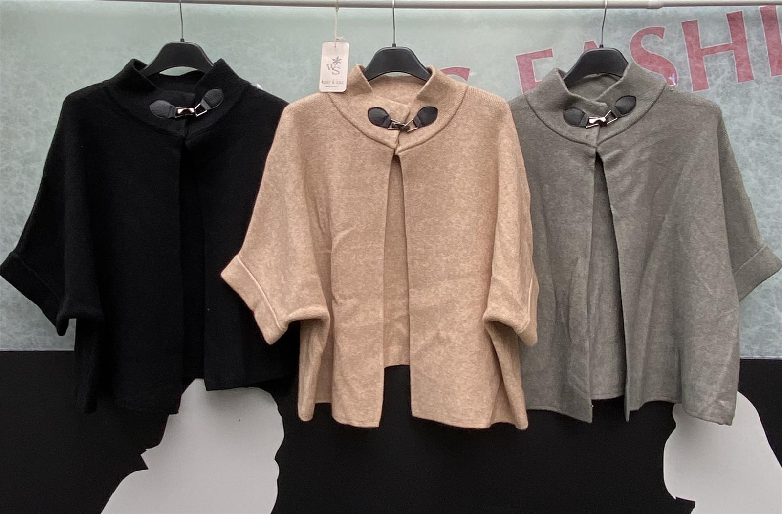 Cape Jacke mit Karabinerhaken am Kragen