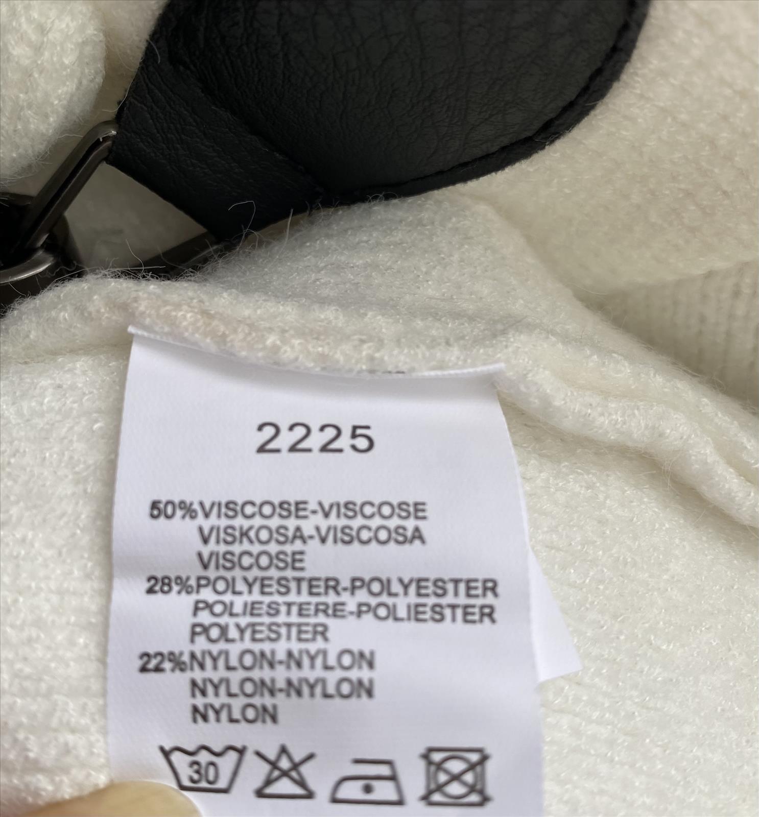 Cape Jacke mit Karabinerhaken am Kragen