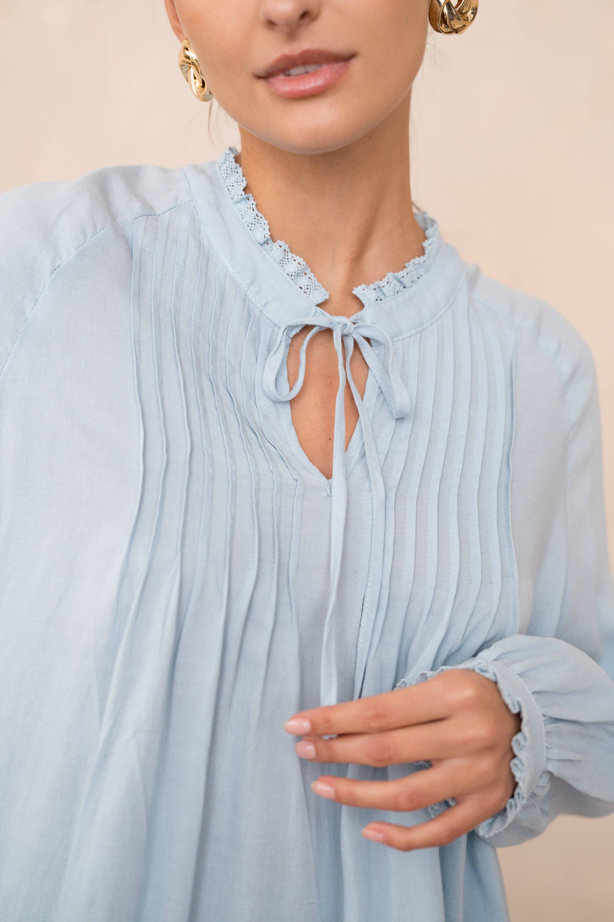 Leinenhaltige Bluse mit Rüschenkragen und Schleife