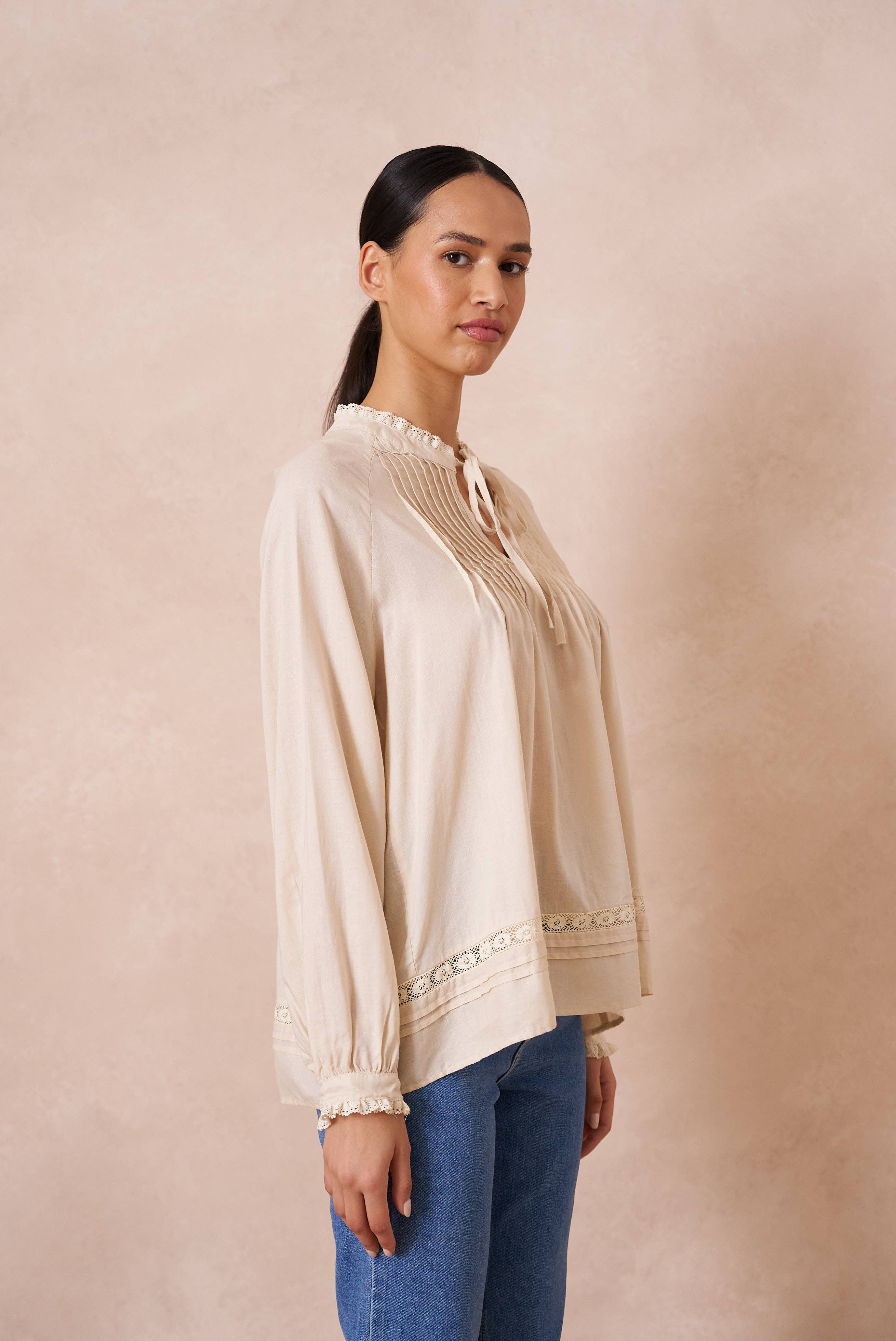 Leinenhaltige Bluse mit Rüschenkragen und Schleife