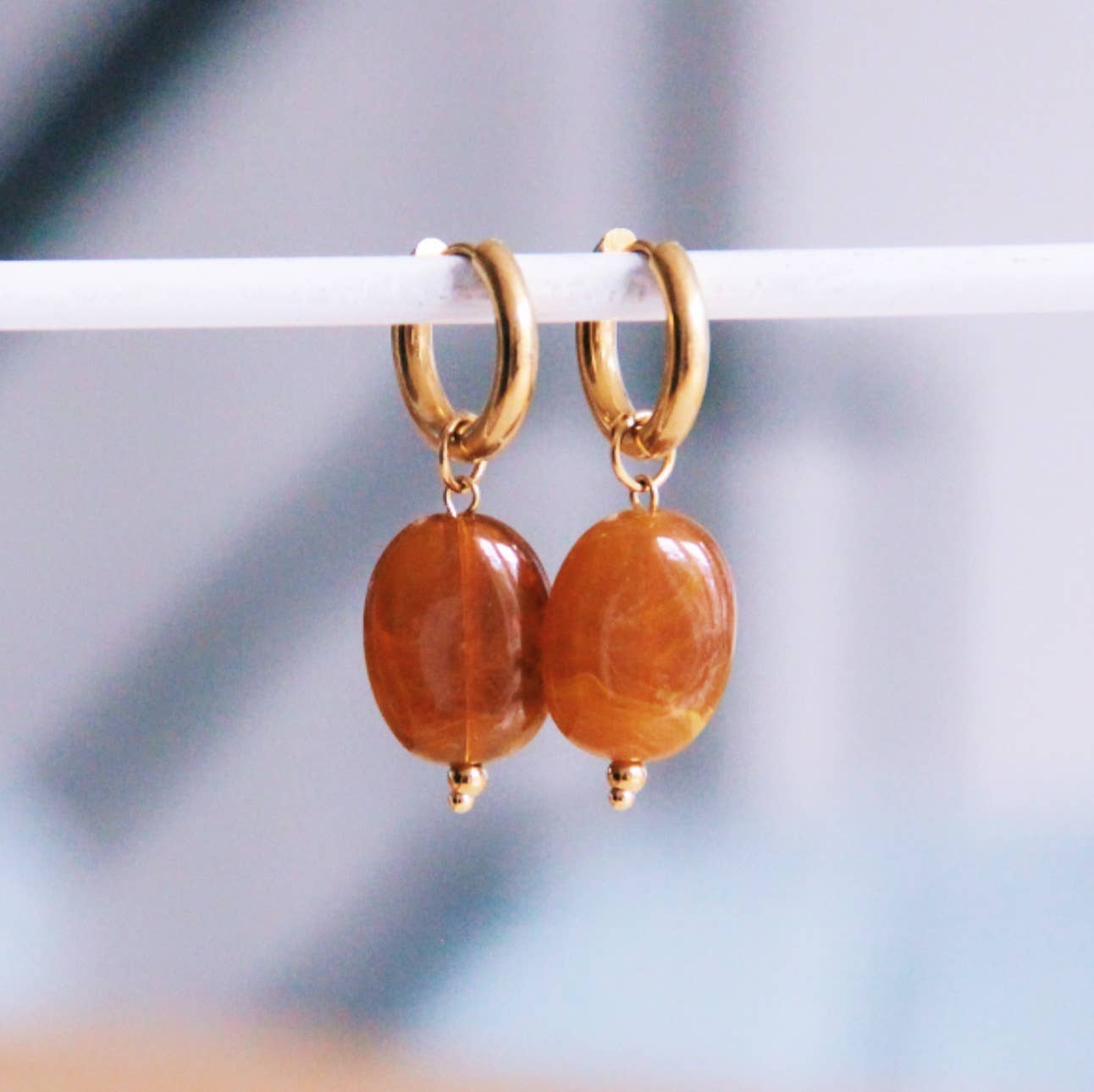 Breiter Ohrring mit ovalem Harzanhänger - Kamel