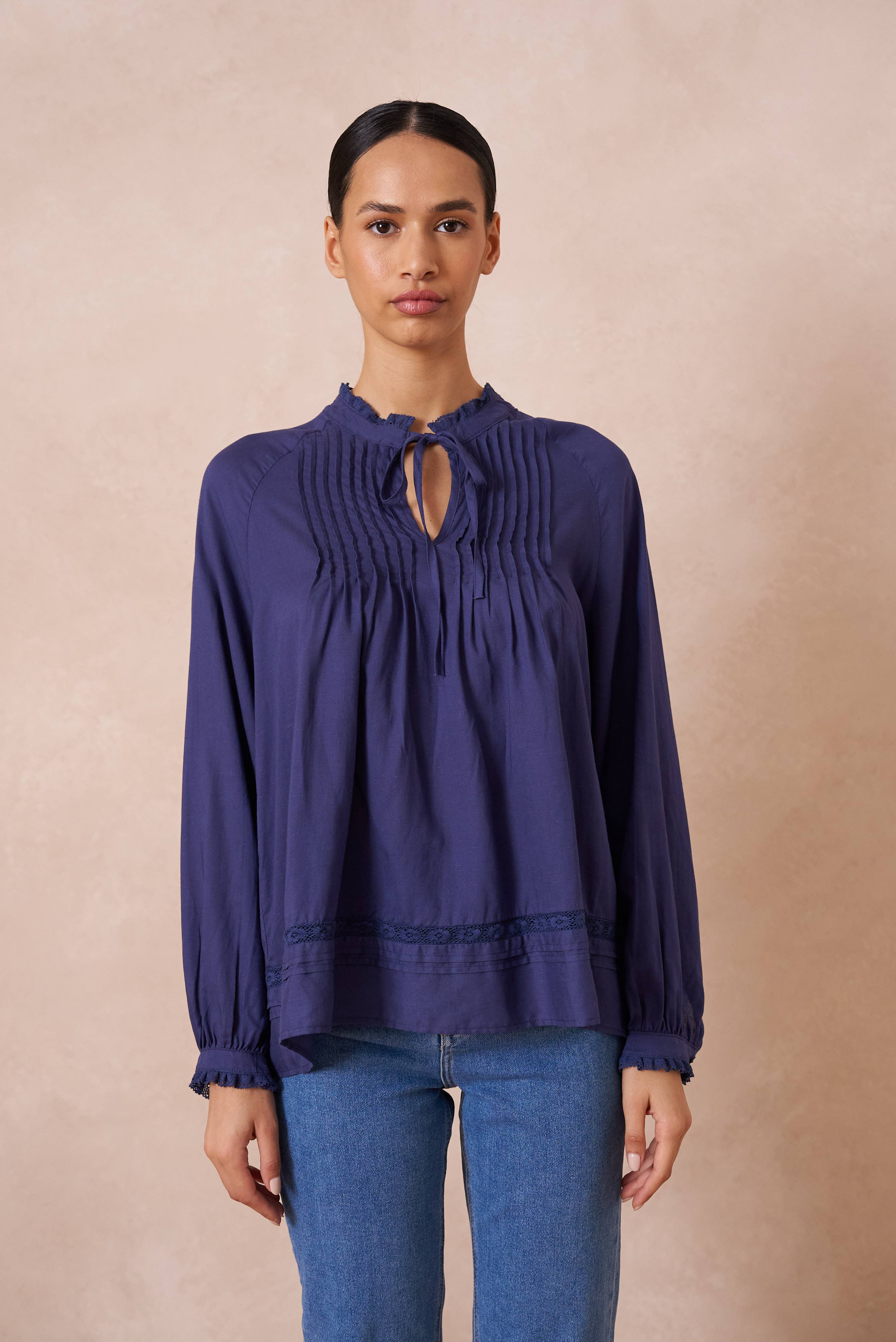 Leinenhaltige Bluse mit Rüschenkragen und Schleife