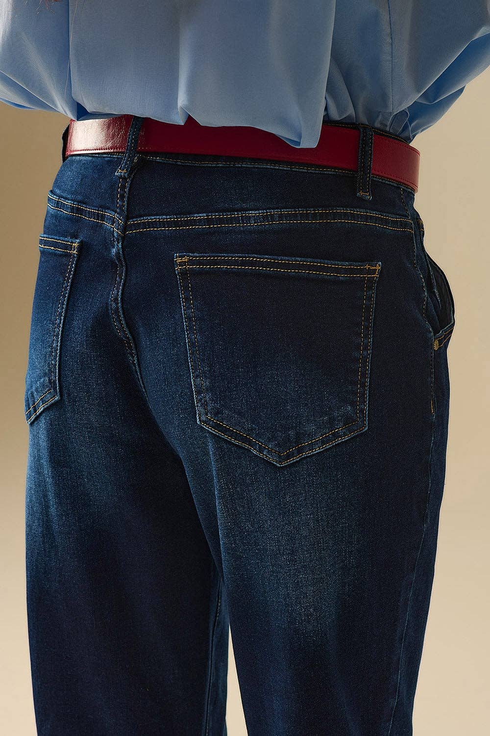 Dunkel gewaschene Jeans mit Kontrastnähten und umgeschlagenen Säumen