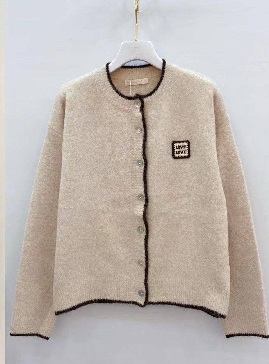 Strickjacke mit abgesetzten Rändern