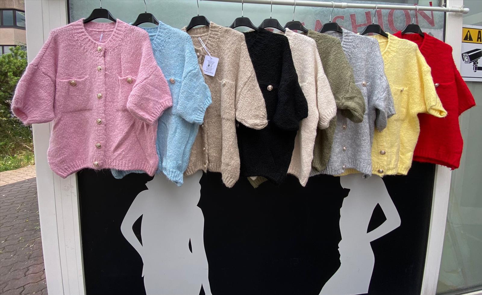 Strickjacke / Pullover mit 6 Knöpfen und Brusttaschen