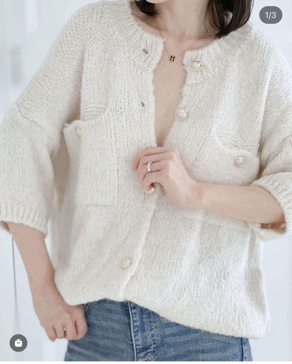 Strickjacke / Pullover mit 6 Knöpfen und Brusttaschen