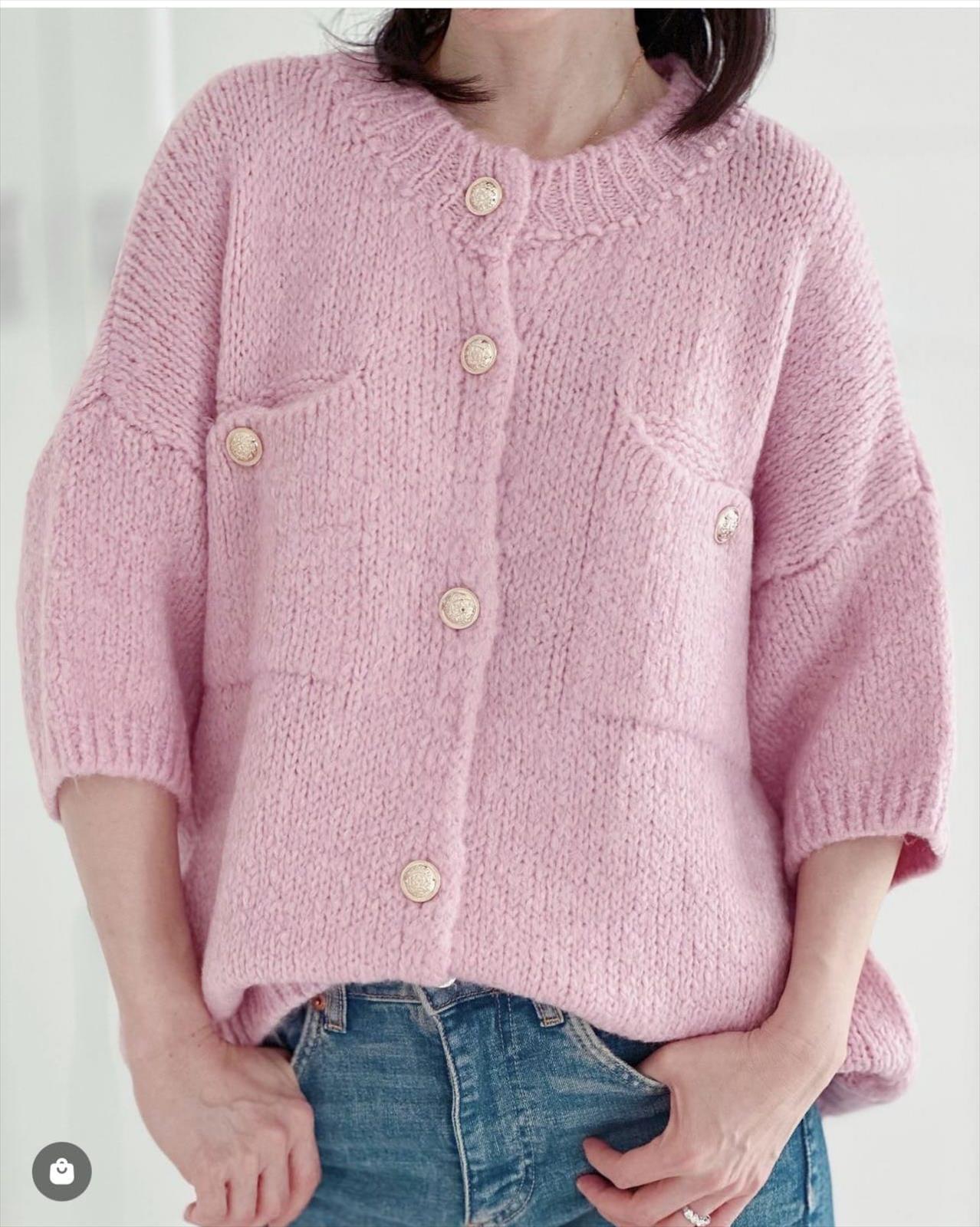 Strickjacke / Pullover mit 6 Knöpfen und Brusttaschen