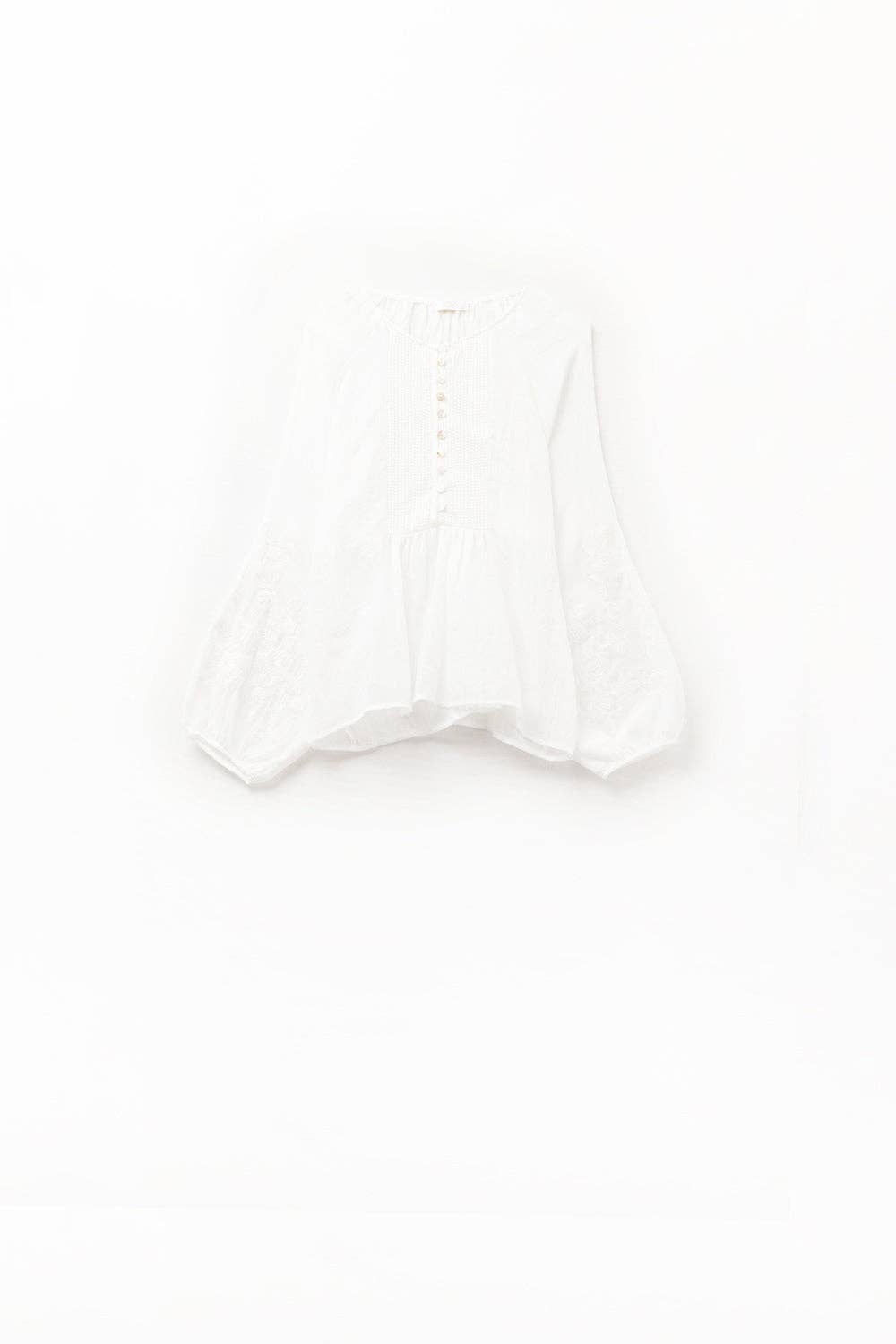Weiße Chiffonbluse mit Stickerei an den Ärmeln