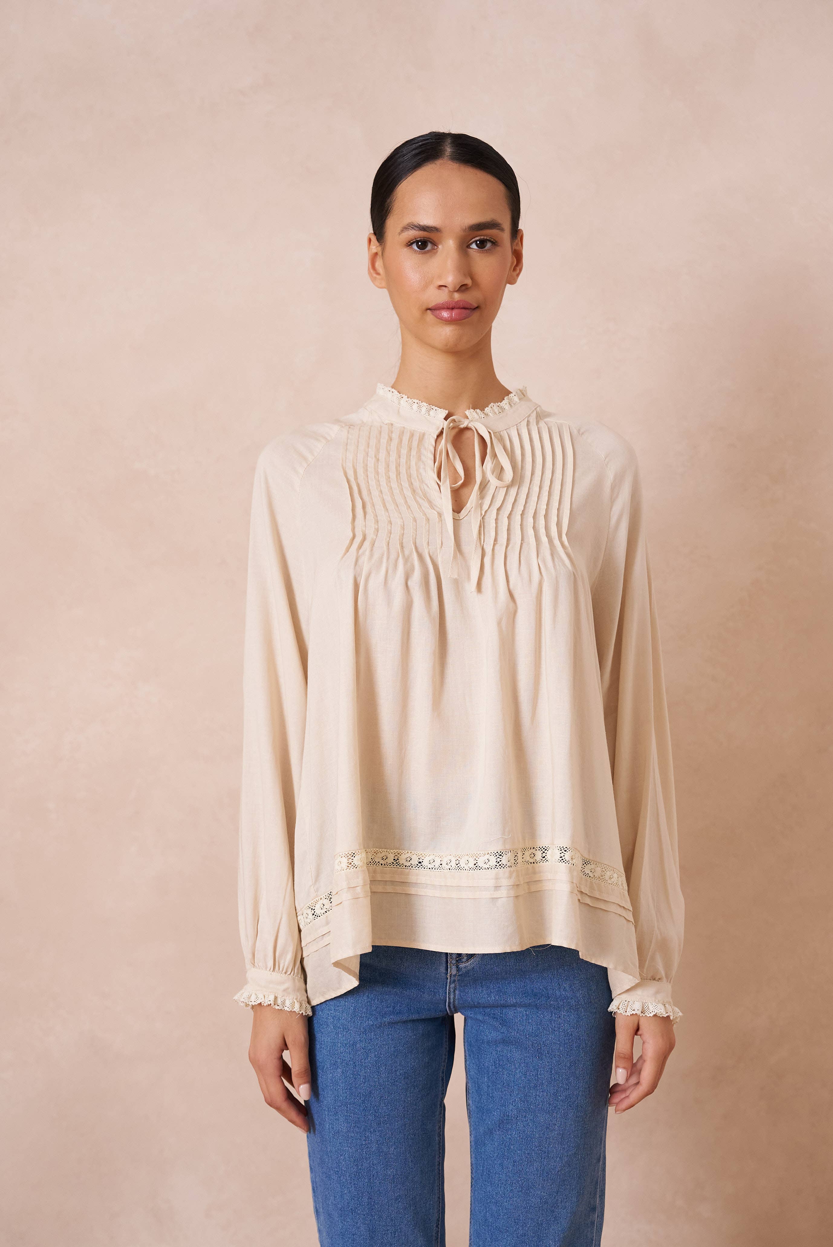 Leinenhaltige Bluse mit Rüschenkragen und Schleife