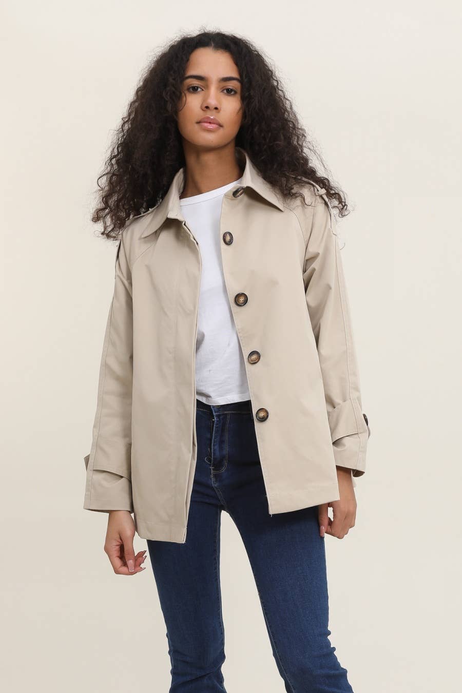 Kurzer Trenchcoat mit verdeckten Knöpfen