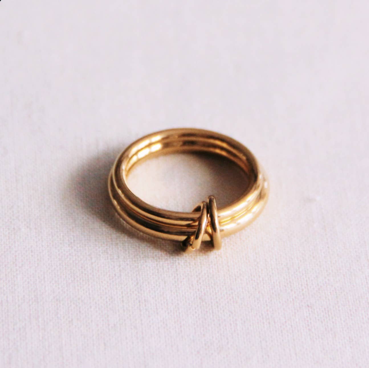 Ring verbunden mit Ringen - Gold
