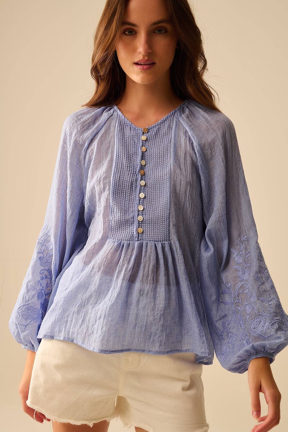 Blaue Chiffonbluse mit Stickerei an den Ärmeln