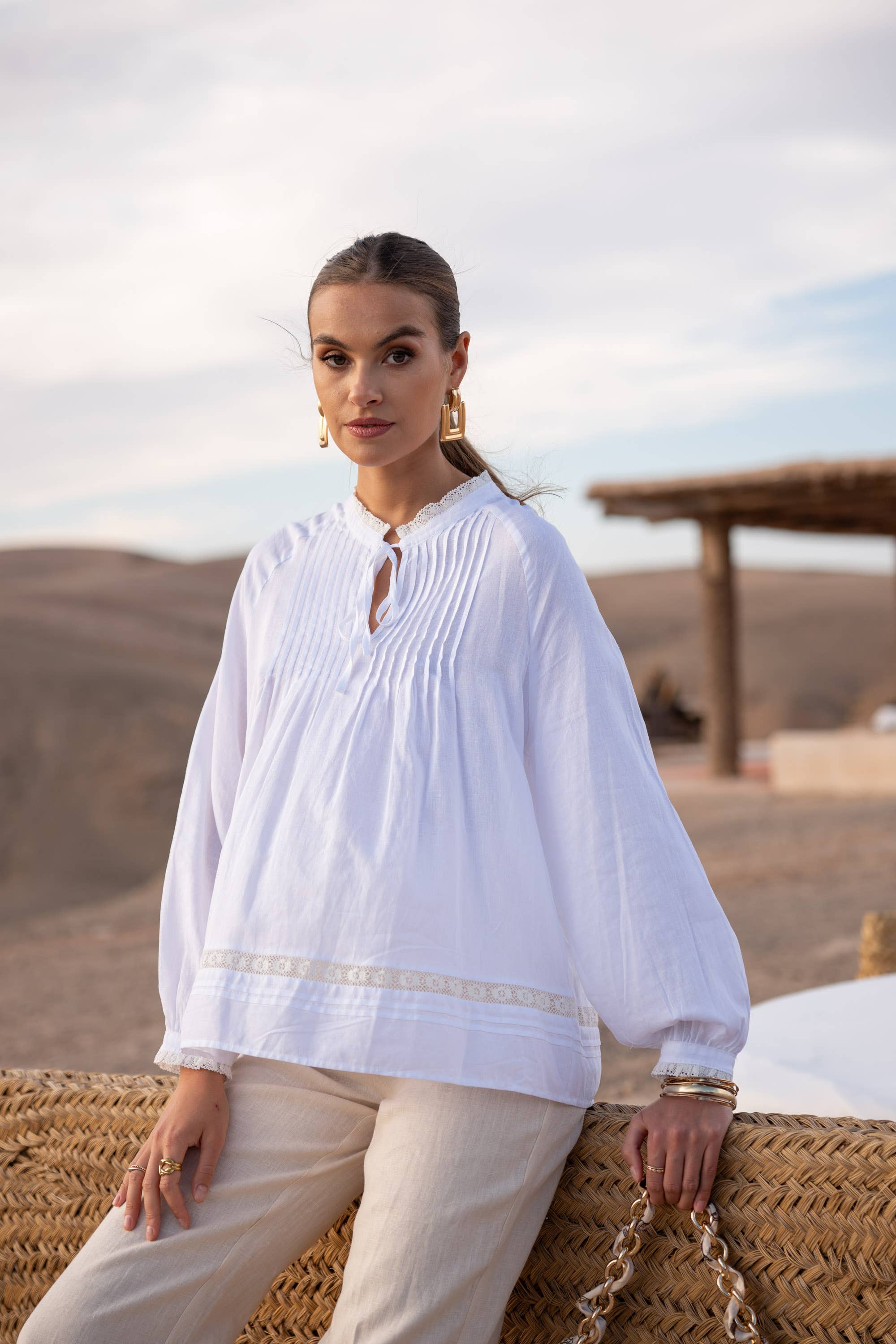 Leinenhaltige Bluse mit Rüschenkragen und Schleife