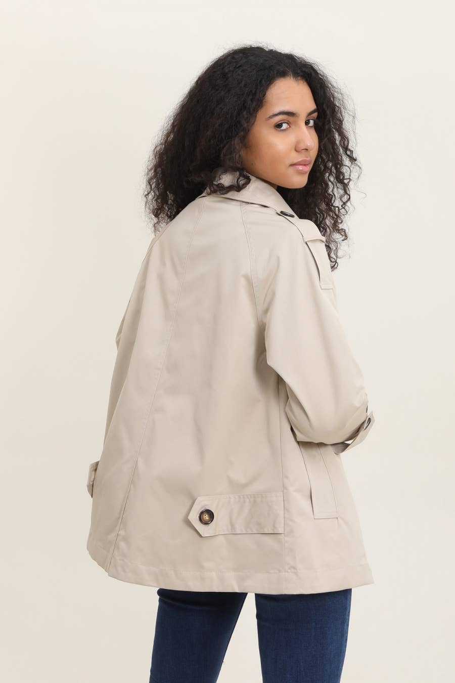 Kurzer Trenchcoat mit verdeckten Knöpfen