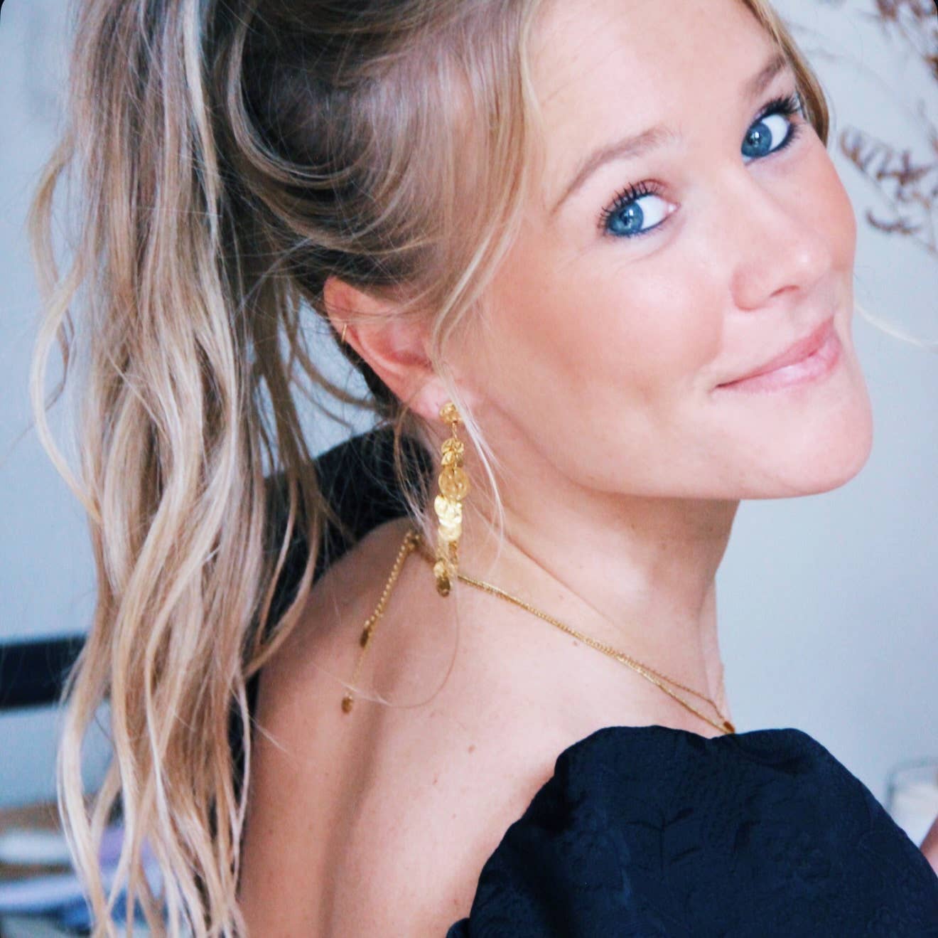 Ohrstecker mit einer Kette aus Münzen