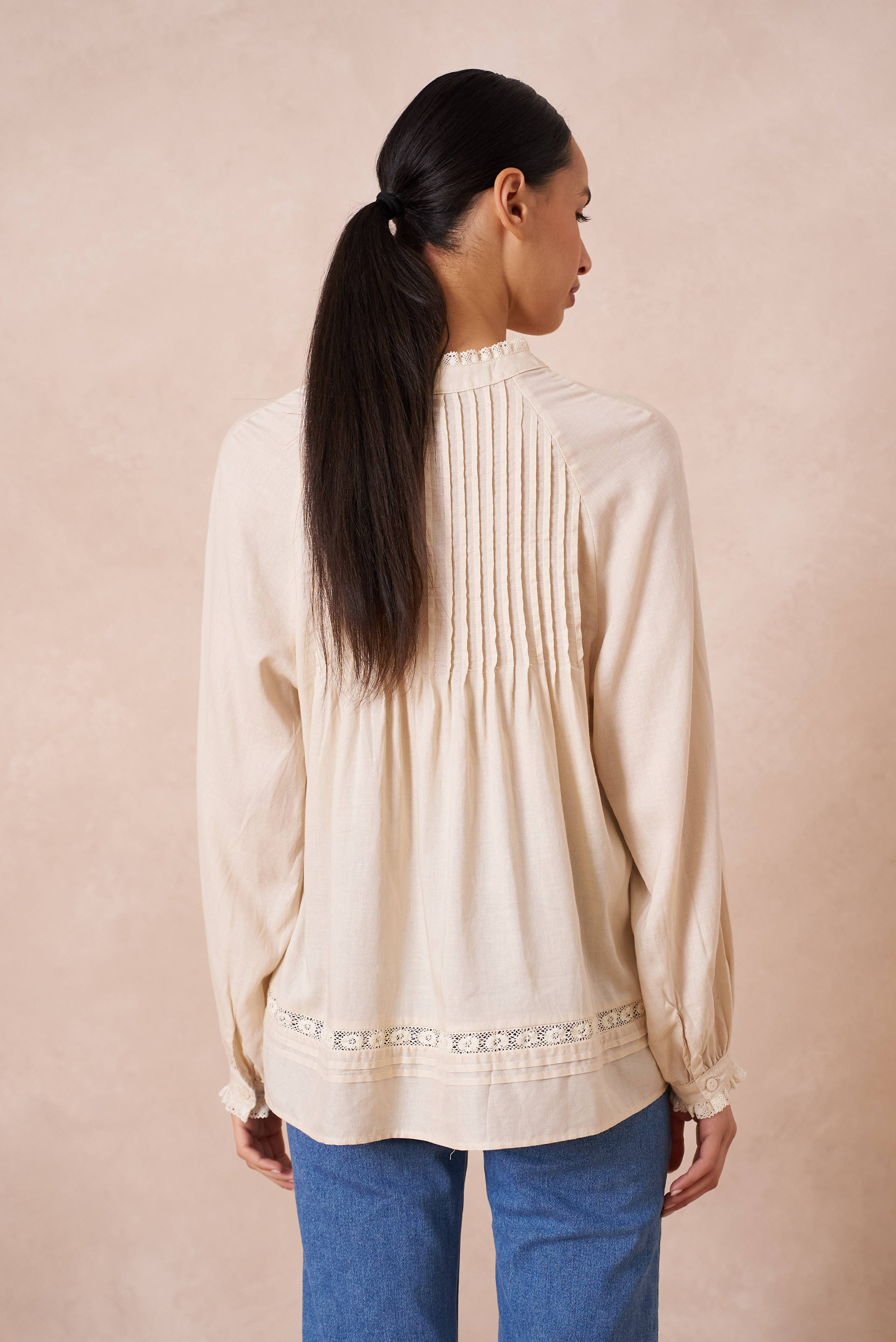 Leinenhaltige Bluse mit Rüschenkragen und Schleife