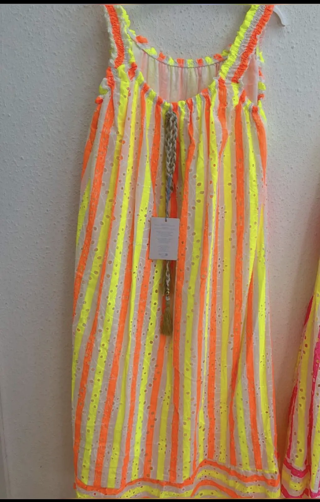 perfektes Sommerkleid in knalligen Farben
