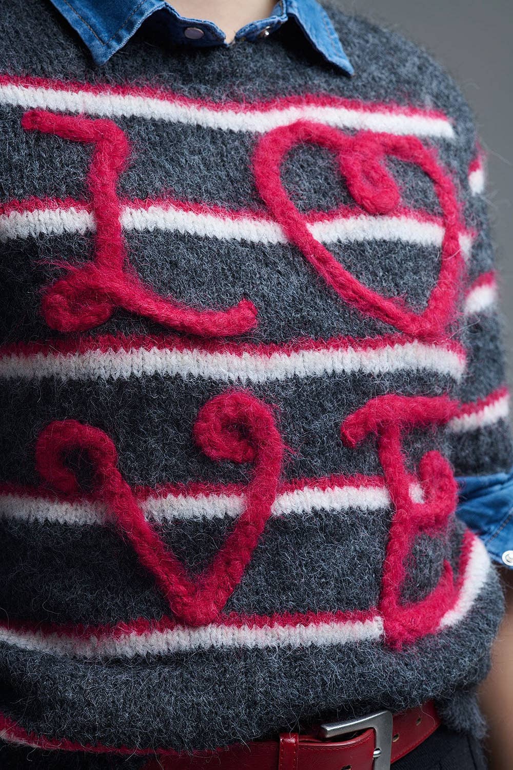 Kurzarm-Pullover mit Stickerei "Love" in Dunkelgrau