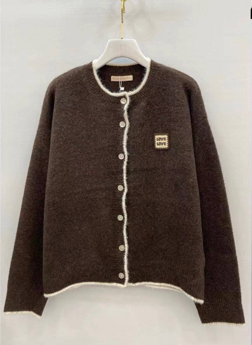 Strickjacke mit abgesetzten Rändern