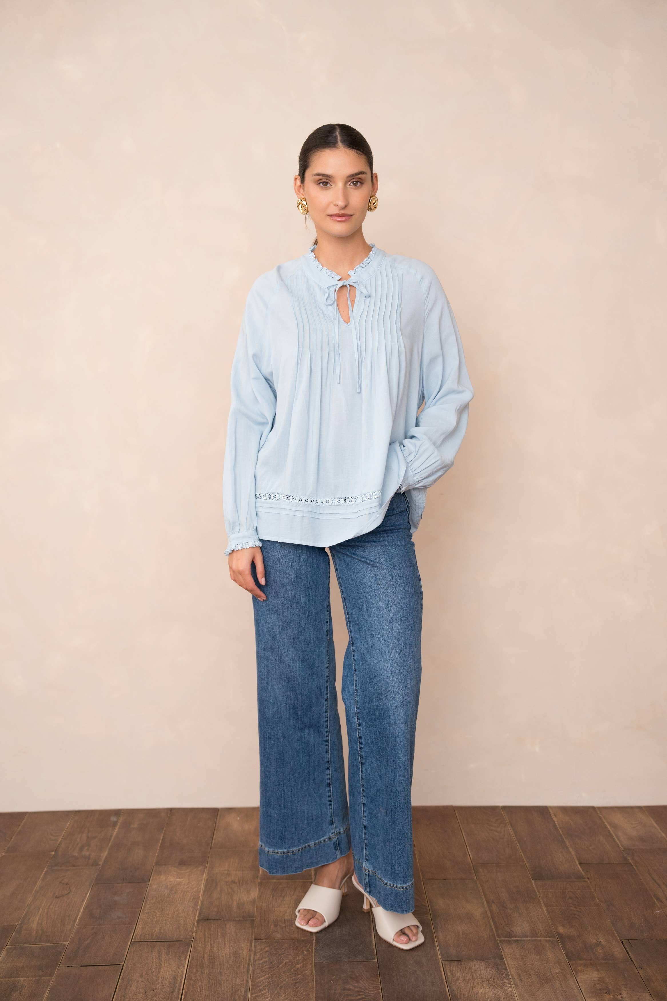Leinenhaltige Bluse mit Rüschenkragen und Schleife
