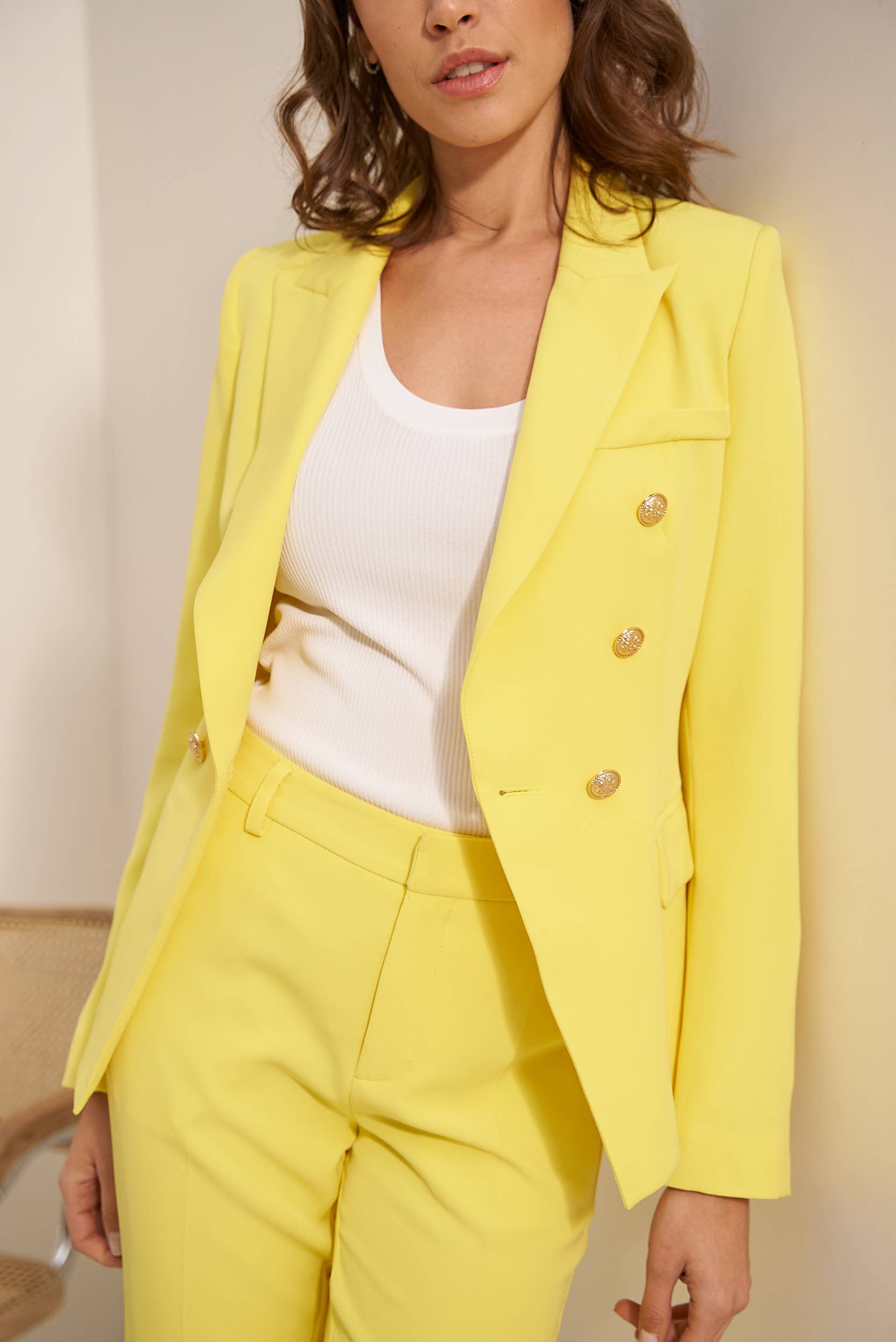 Taillierter Blazer mit goldenen Knöpfen in Gelb