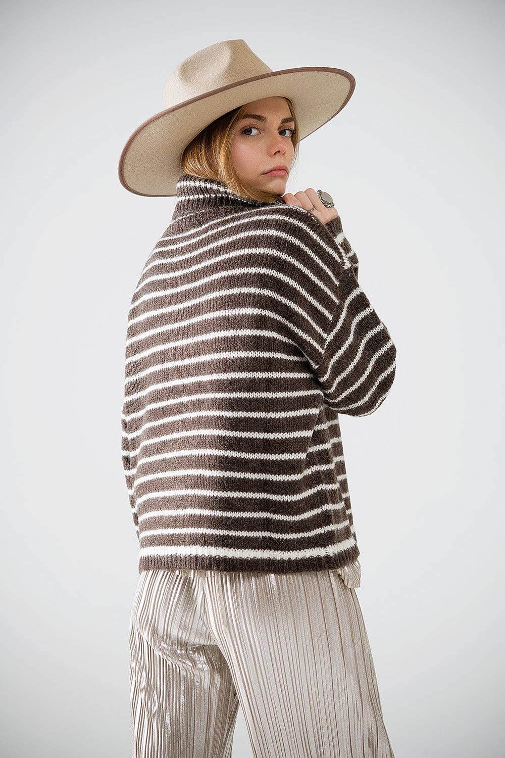 Weicher gestreifter Rollkragenpullover aus Strick in Braun.