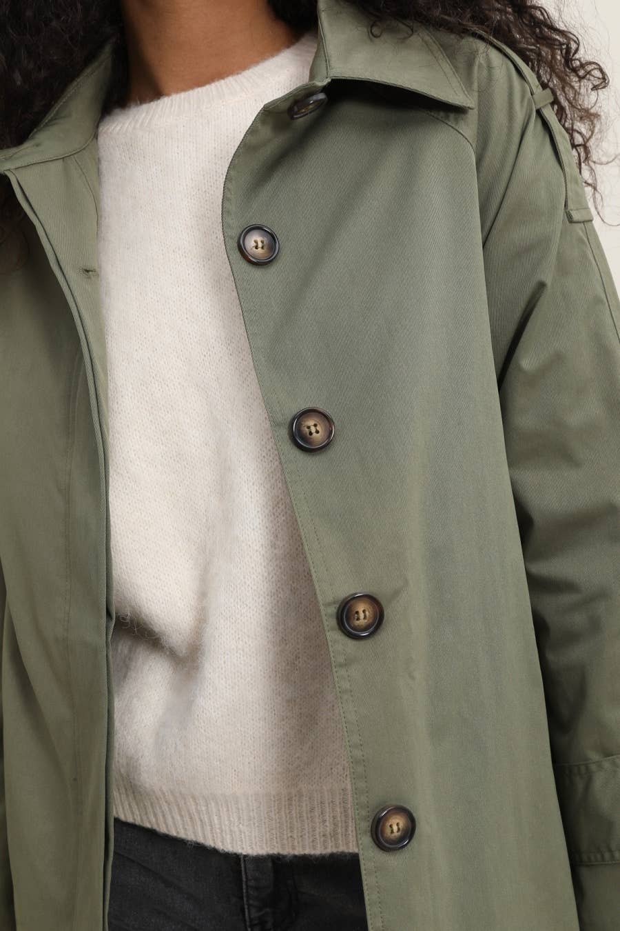 Kurzer Trenchcoat mit verdeckten Knöpfen