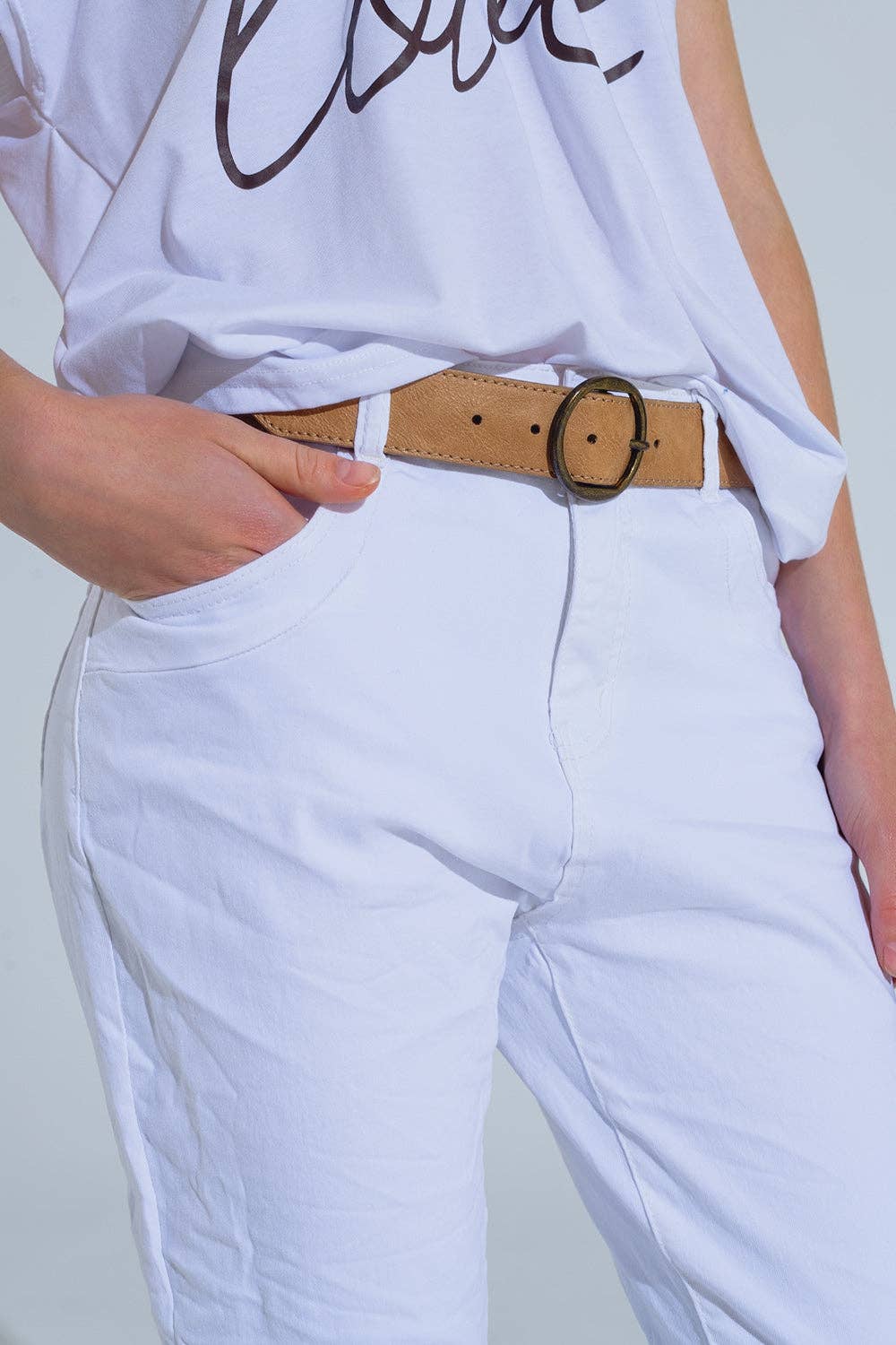 Weiße zerknitterte Röhrenjeans