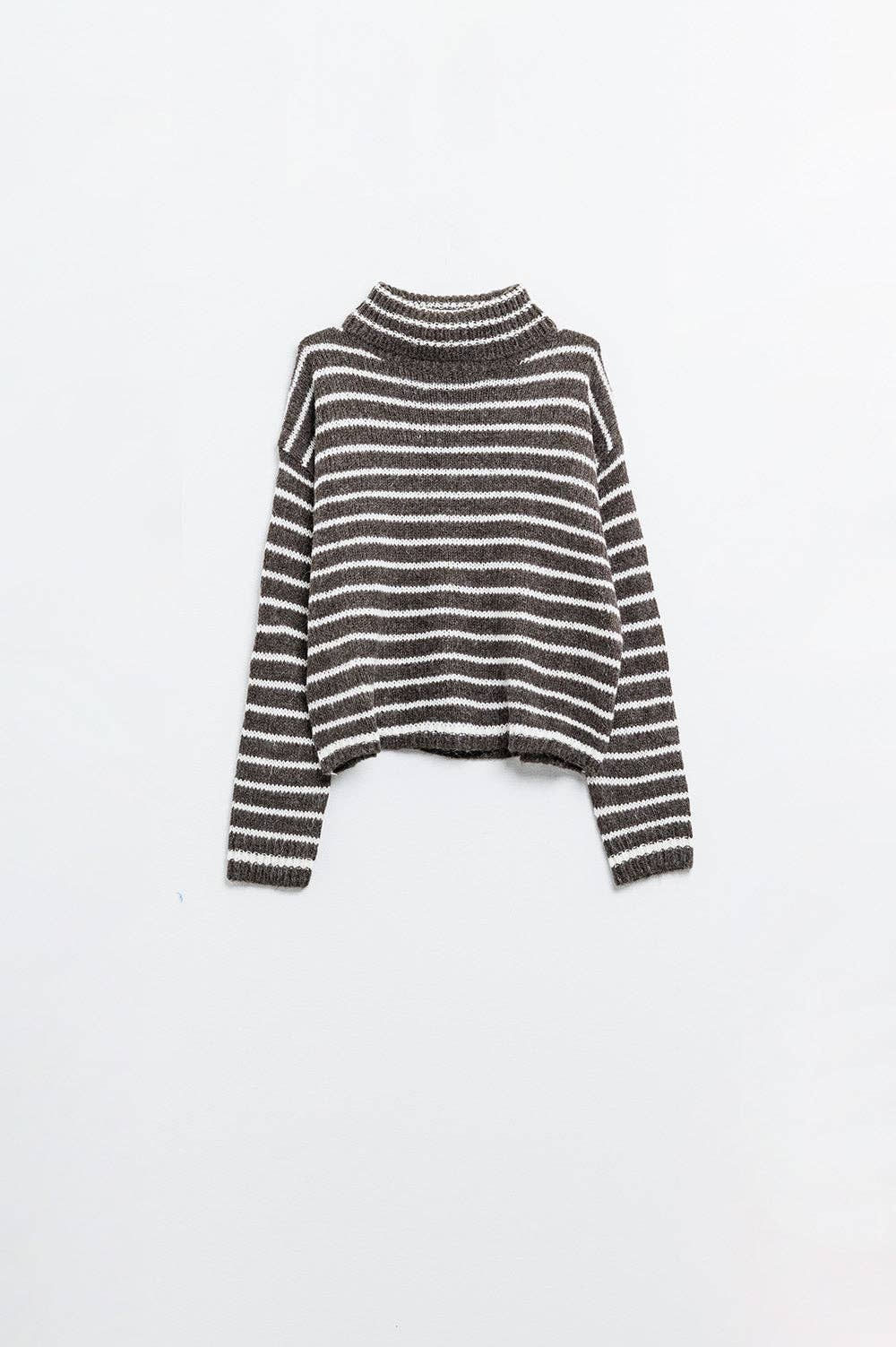 Weicher gestreifter Rollkragenpullover aus Strick in Braun.