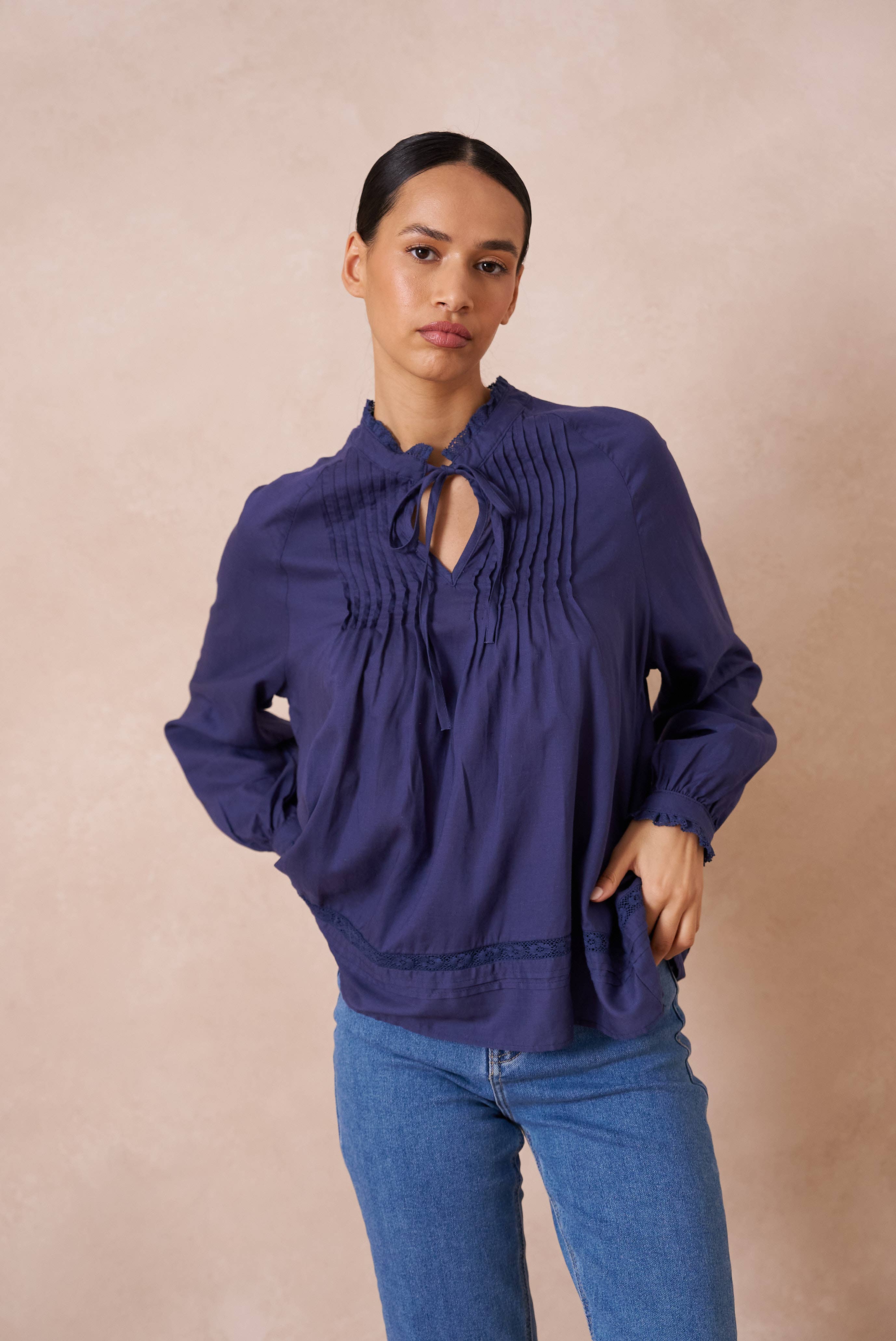 Leinenhaltige Bluse mit Rüschenkragen und Schleife