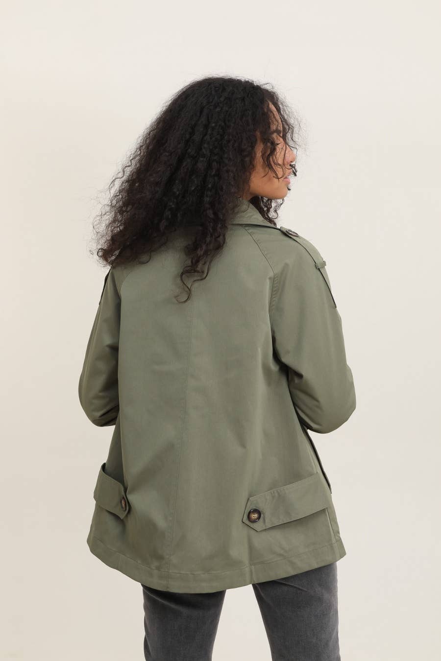 Kurzer Trenchcoat mit verdeckten Knöpfen