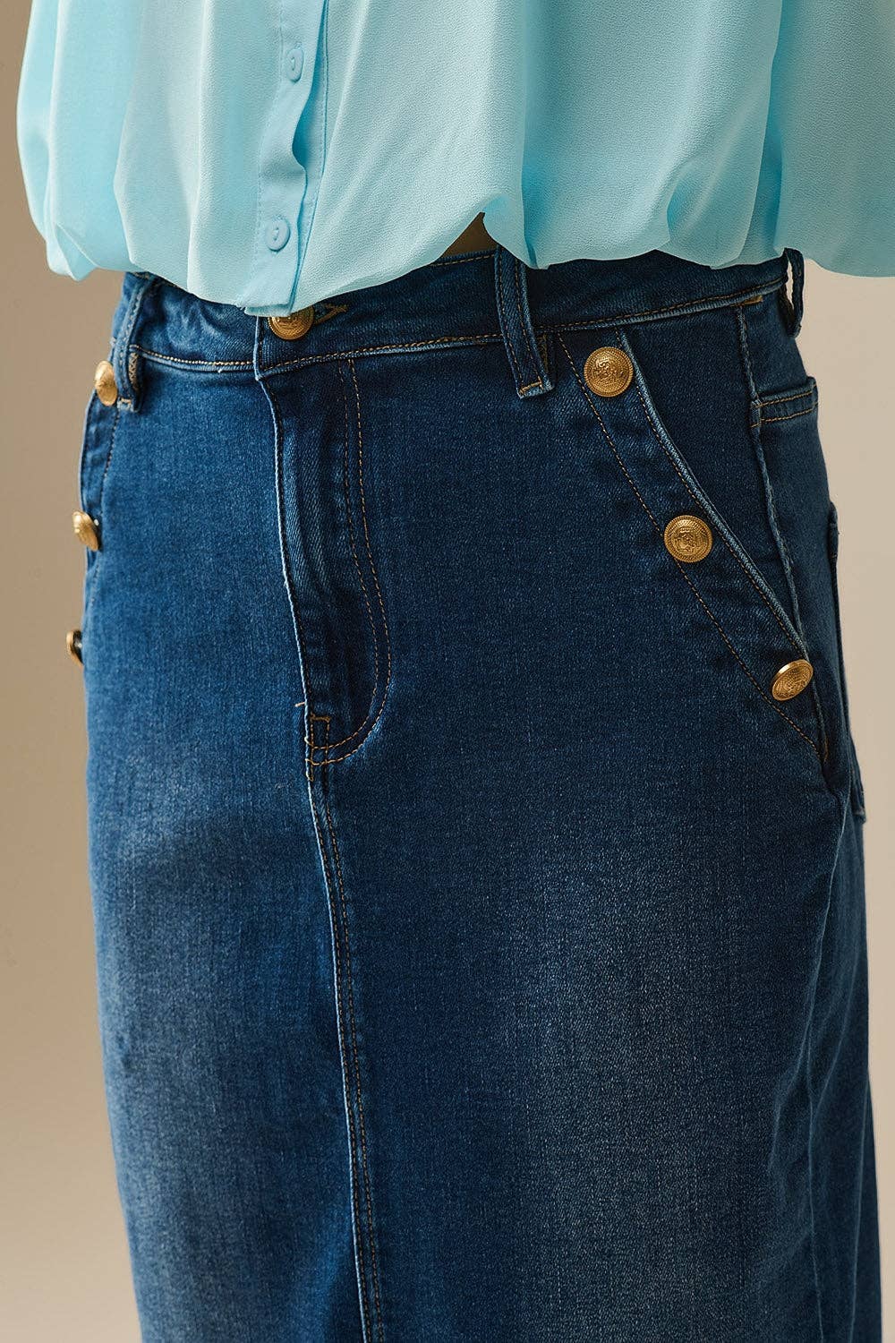 Stretch-Denim-Midirock mit goldenen Knopfdetails