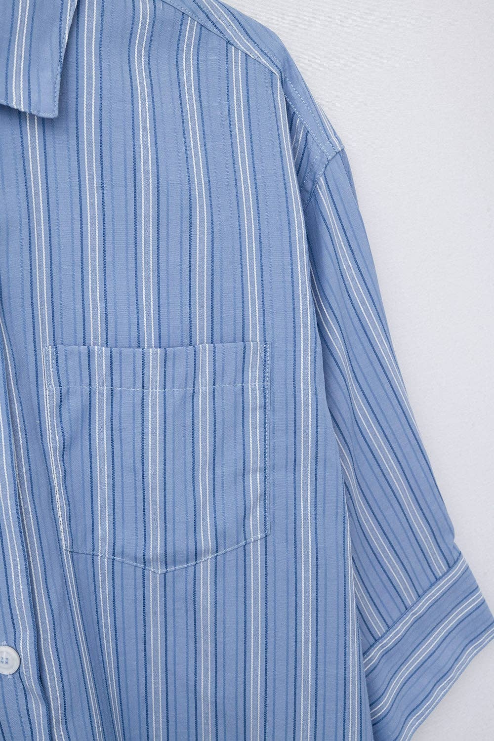 Locker geschnittenes gestreiftes Cropped-Hemd in Blau