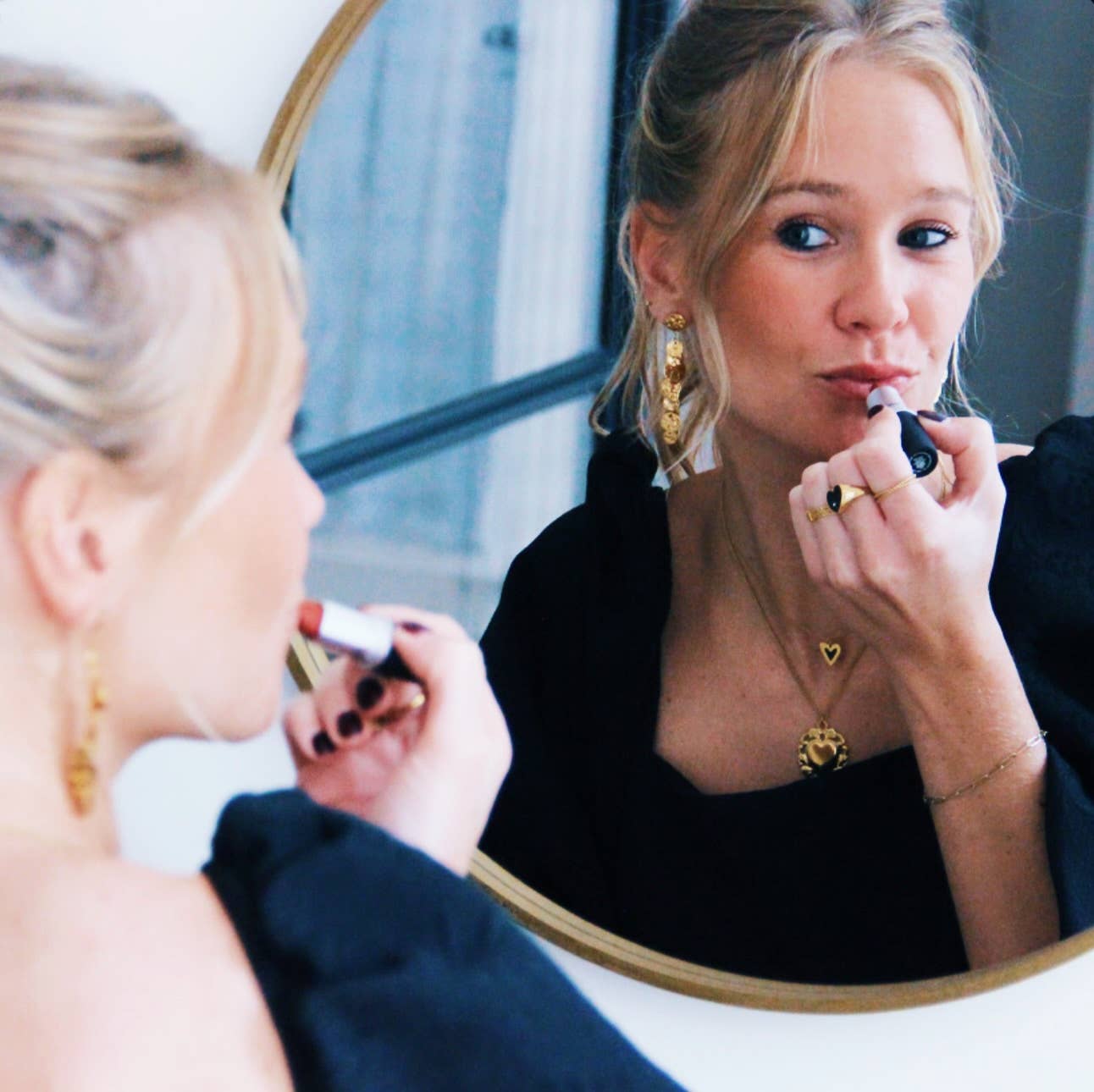 Ohrstecker mit einer Kette aus Münzen